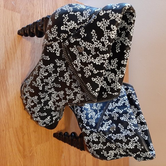 Skull & Cross Bones deisgn fashion boot - Picture 12 of 12